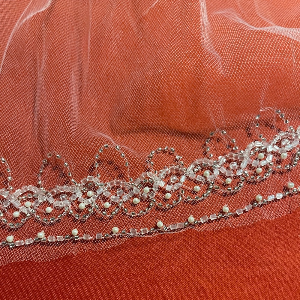David's Bridal White Single-Tier Bridal Veil with Scalloped Lace Edge - Picture 4 of 6